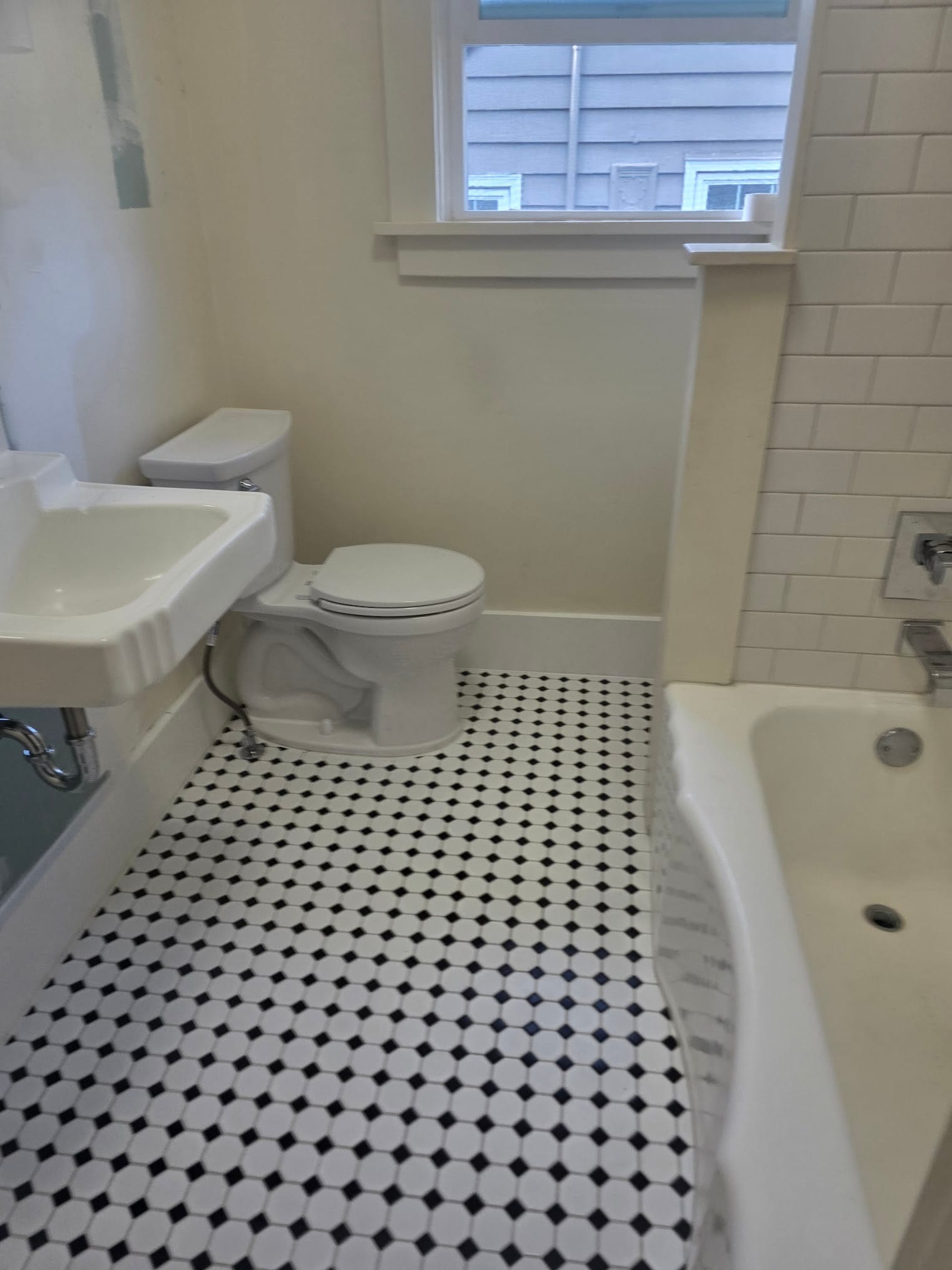 Black & white vintage bath