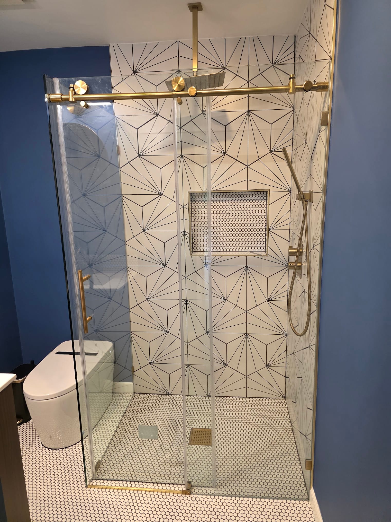Gold-line marble shower